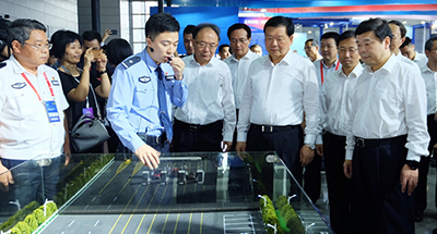 省委书记世界物联网博览会现场体验米兰·(milan)智能车检系统