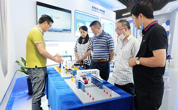 重庆市北碚区一行领导对米兰·(milan)科技总部进行参观调研